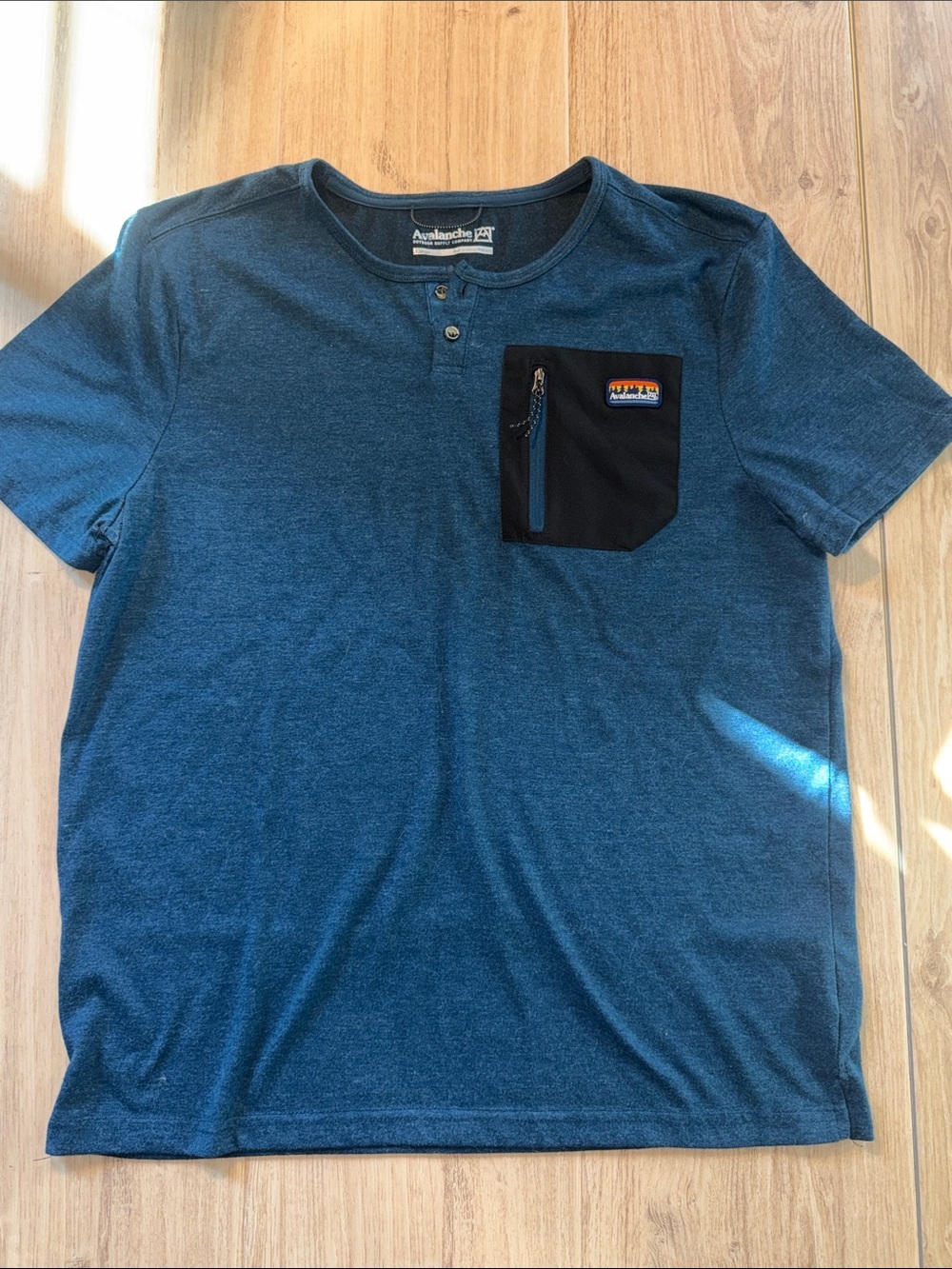 Avalanche Men’s Short-Sleeve Henley with Contrast Chest Pocket - Blue size large